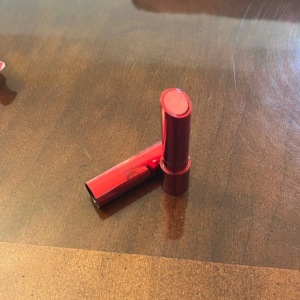 Kylie Cosmetics Ruby Slippers lipstick - Picture 6 of 6